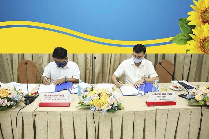 Đại diện Công đoàn và Lãnh đạo Công ty Thuốc lá Sài Gòn cùng ký Thỏa ước lao động