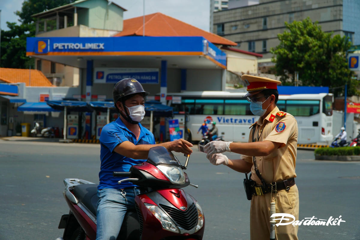 Người dân lưu thông ra đường cần đem theo CCCD/CMND và giấy xác nhận đơn vị công tác.