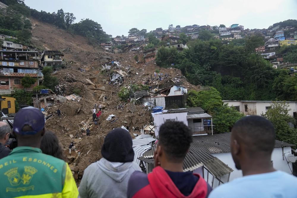 Khu vực sườn đồi bị cuốn trôi theo trận sạt lở tại thành phố cổ Petropolis, Brazil. Ảnh: AP.