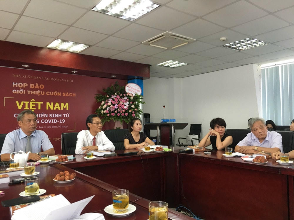 Ban tổ chức buổi ra mắt sách.