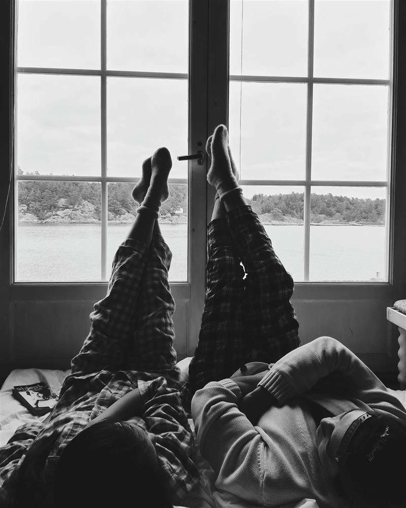 Bộ ảnh trắng đen ngọt ngào của cả hai.