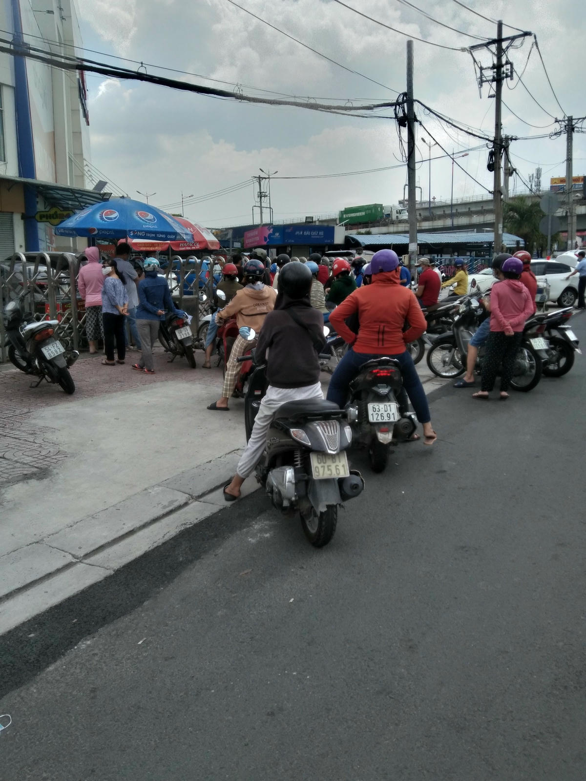 Một số siêu thị người dân đợi chờ đông nghịt để vào gởi xe mua sắm.