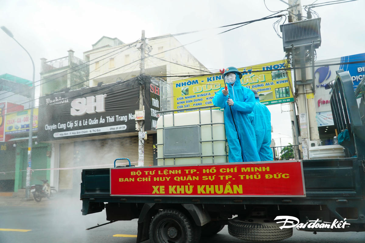 Xe khử khuẩn qua đường Hiệp Bình, phường Hiệp Bình Chánh, TP Thủ Đức.