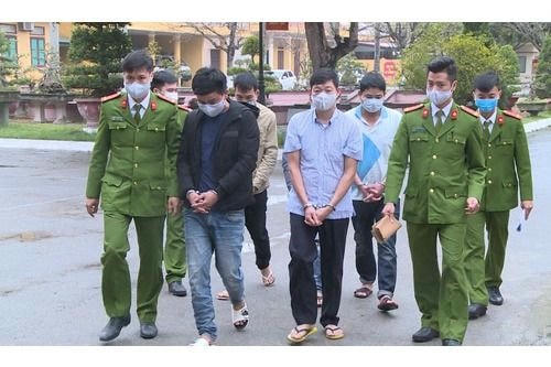 Công an dẫn giải 11 đối tượng tham gia đánh bạc.