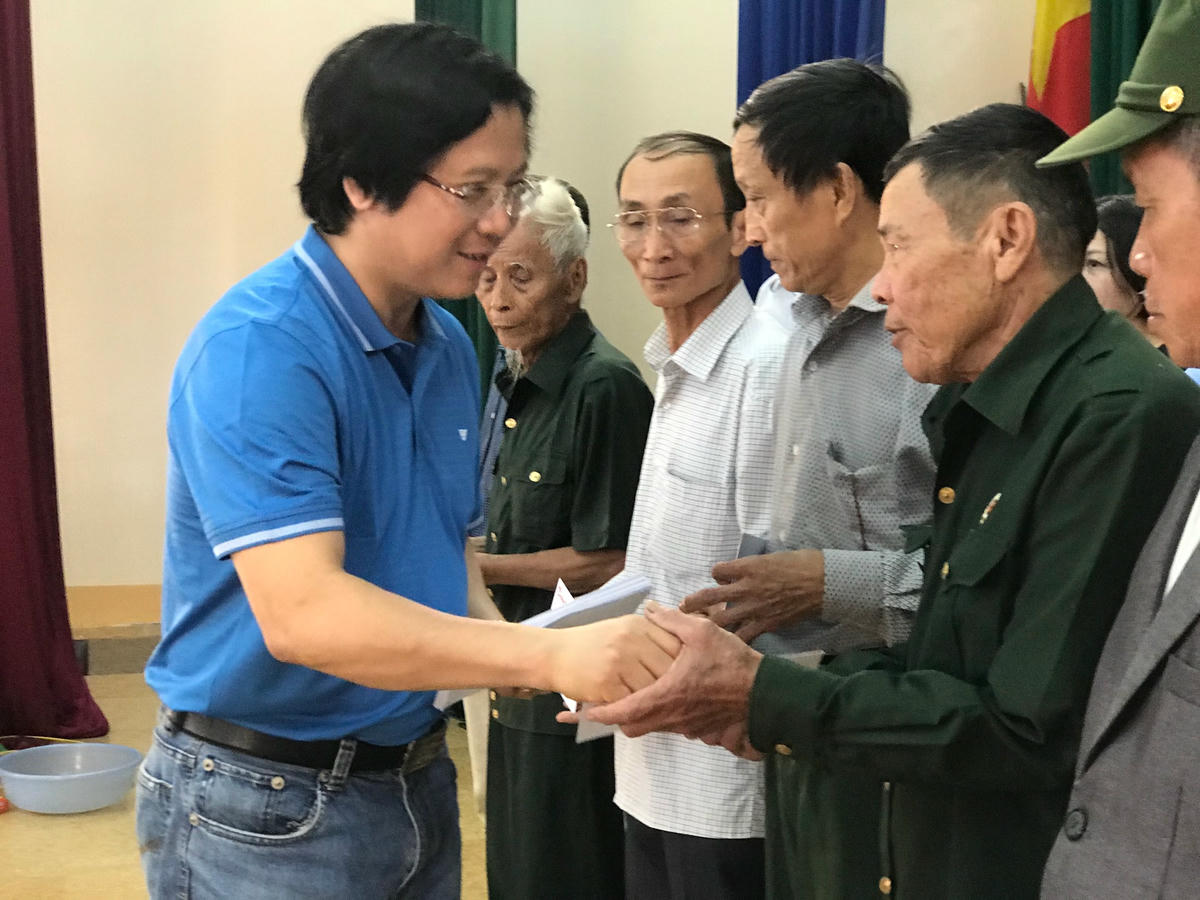 Phó Tổng biên tập phụ trách báo Đại Đoàn Kết trao quà cho người dân vùng lũ huyện Cẩm Xuyên, Hà Tĩnh.