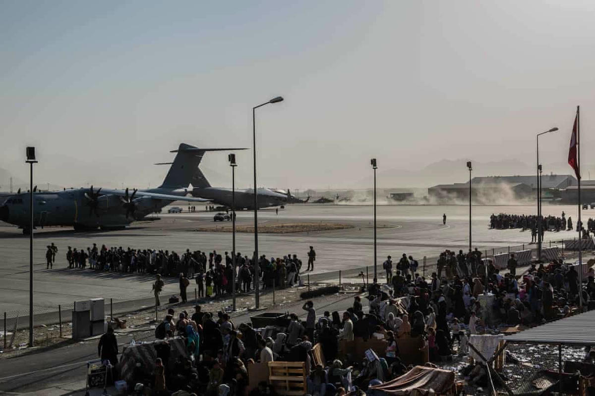 Thời hạn rút quân đến gần là lúc Mỹ và Anh gửi thêm tiếp viện đến Afghanistan để khẩn trương sơ tán hàng nghìn người mắc kẹt. Ảnh The Guardian