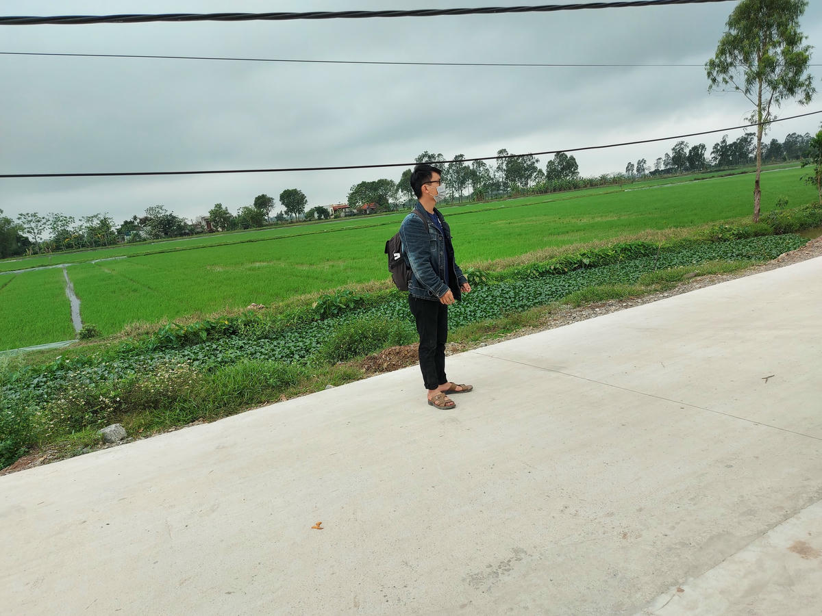 Dây điện võng xuống quá thấp gây nguy hiểm cho trẻ em và người dân sống xung quanh đường dây.