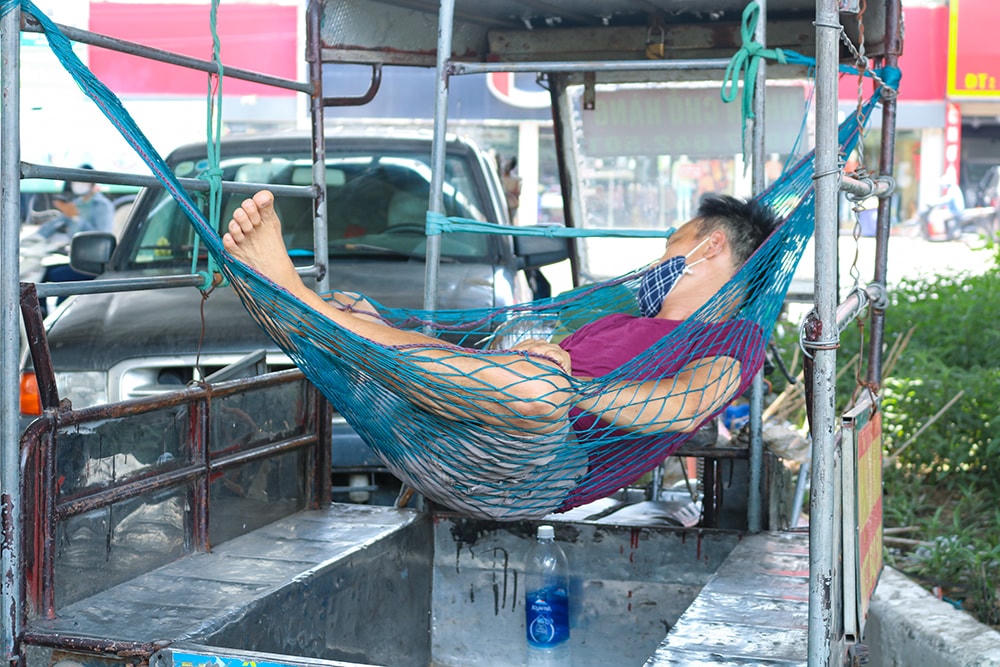 [ẢNH] Những giấc ngủ vội giữa cái nắng như 'đổ lửa’ ở Thủ đô