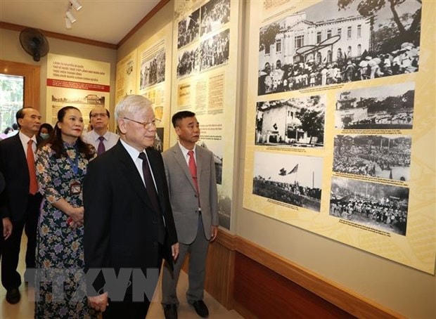 Tổng Bí thư, Chủ tịch nước Nguyễn Phú Trọng thăm phòng trưng bày Chủ tịch Hồ Chí Minh - Người sáng lập Nhà nước Việt Nam Dân chủ Cộng hòa. (Ảnh: Trí Dũng/TTXVN).