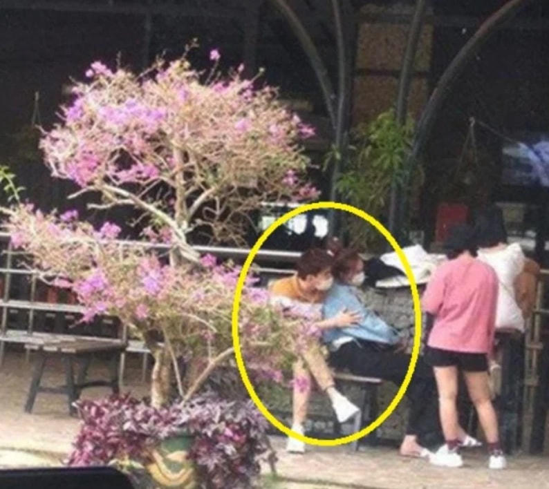 Hình ảnh cặp đôi xuất hiện ở một địa điểm du lịch.