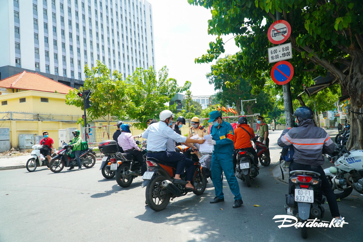 Lực lực gảii quyết nhanh các trường hợp xin đi qua chốt, hạn chế tập trung đông người.
