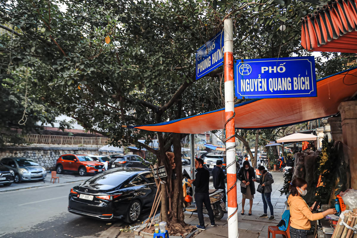 Theo đó, 5 tuyến phố được cho phép sử dụng vỉa hè để kinh doanh, gồm: Hai Bà Trưng, Lý Thường Kiệt, Trần Hưng Đạo, Phùng Hưng (đoạn từ Lê Văn Linh đến Hàng Vải, Nguyễn Quang Bích đến nhà vệ sinh công cộng gần Cửa Đông), Lê Phụng Hiểu.