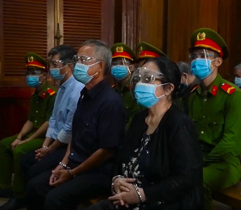 Ông Nguyễn Thành Tài và nữ đại gia Bạch Diệp tại tòa sáng 16/11. (Ảnh: Quế Anh)