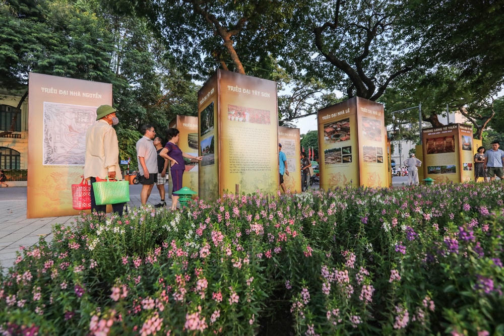 Người dân xem giới thiệu những giai đoạn lịch sử Thăng Long-Hà Nội.