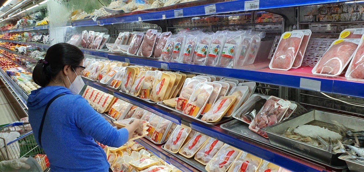 Siêu thị đảm bảo an toàn phòng dịch, tránh ùn ứ khách hàng.