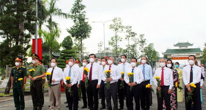 Đại biểu tỉnh Đồng Nai viếng các Anh hùng liệt sĩ. Ảnh: Báo Đồng Nai.