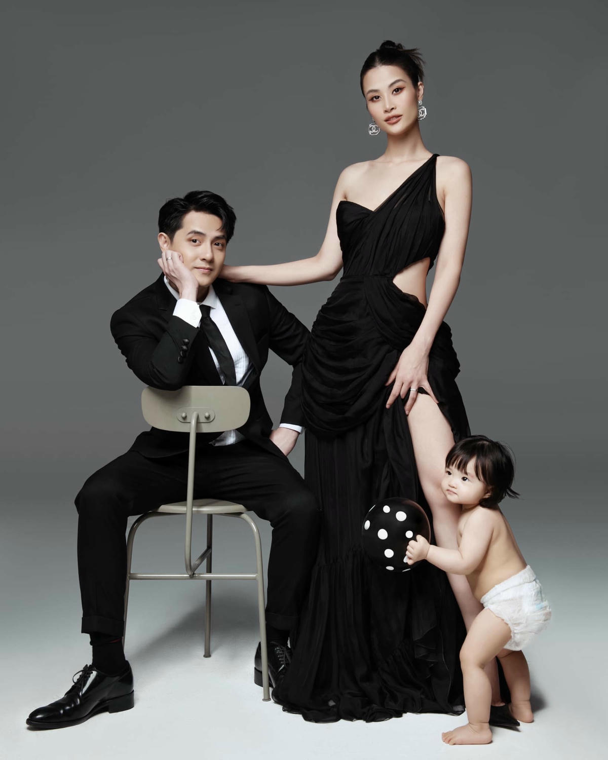 Nhiều người thắc mắc vì vợ chồng Đông Nhi diện concept sang chảnh nhưng lại để con gái “lẻ loi”.