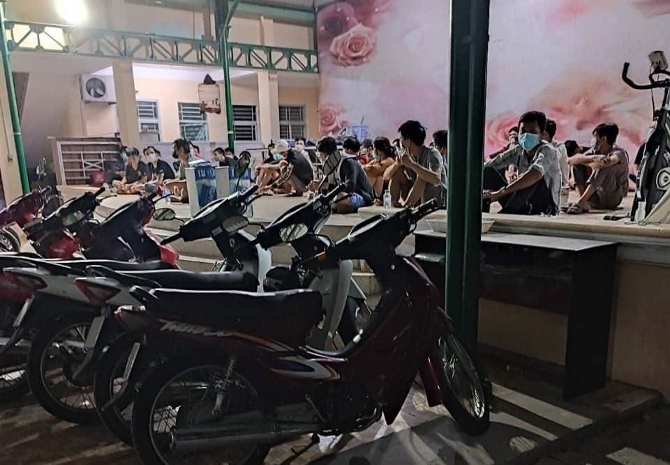 Chủ quán "net" và 41 thanh niên được đưa về UBND phường Phúc Long B làm việc. Ảnh: CTV.