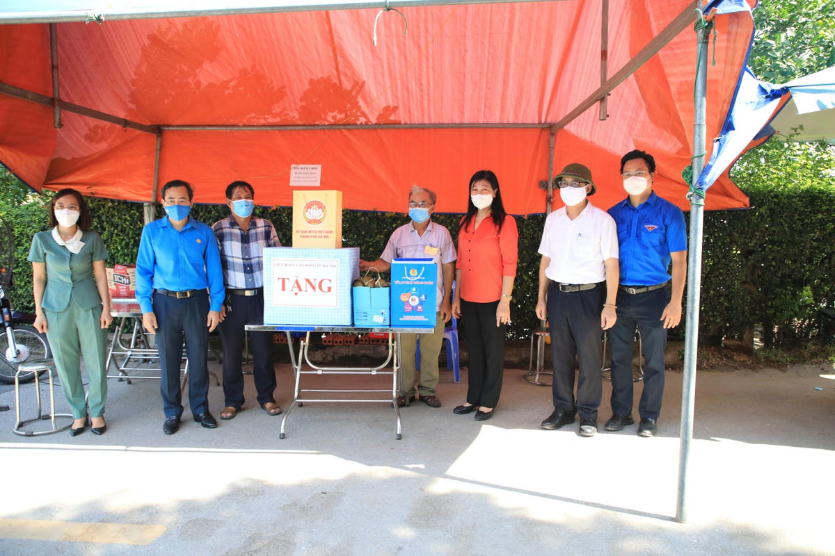 Thăm, tặng quà và động viên chốt kiểm soát phòng dịch trên địa bàn phường Minh Khai. 