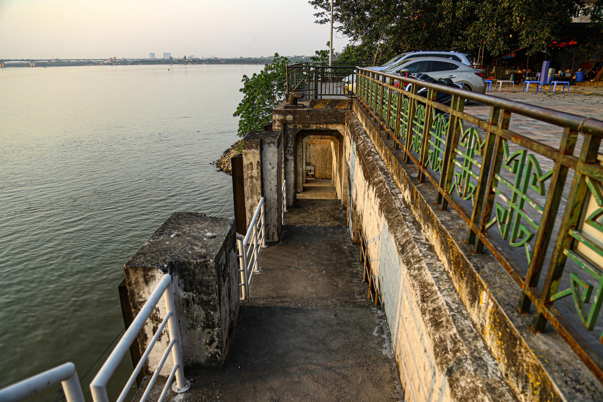 Lối lên xuống tàu dành cho khách du lịch cũng đã bị khóa chặt cửa, vắng bóng người qua lại.