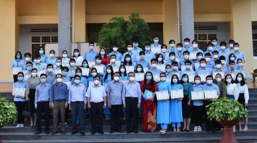 Ông Lê Duy Định, Giám đốc Sở Giáo dục và Đào tạo gặp mặt, động viên đội tuyển tham dự Kỳ thi học sinh giỏi quốc gia năm 2021-2022 tại trường THPT chuyên Hùng Vương.