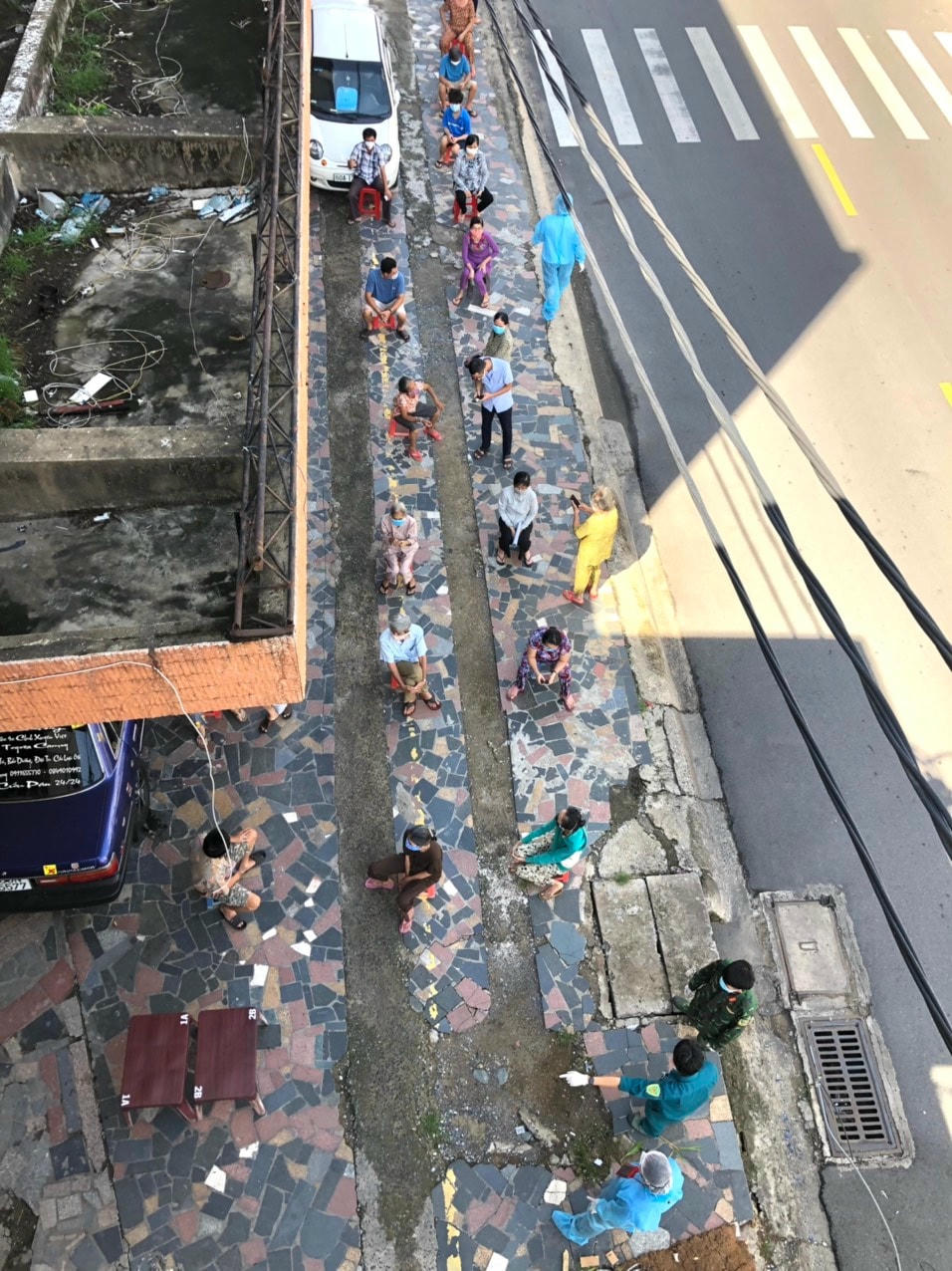 Người dân KP 4, phường Quyết Thắng, TP Biên Hòa chờ lấy mẫu xét nghiệm.