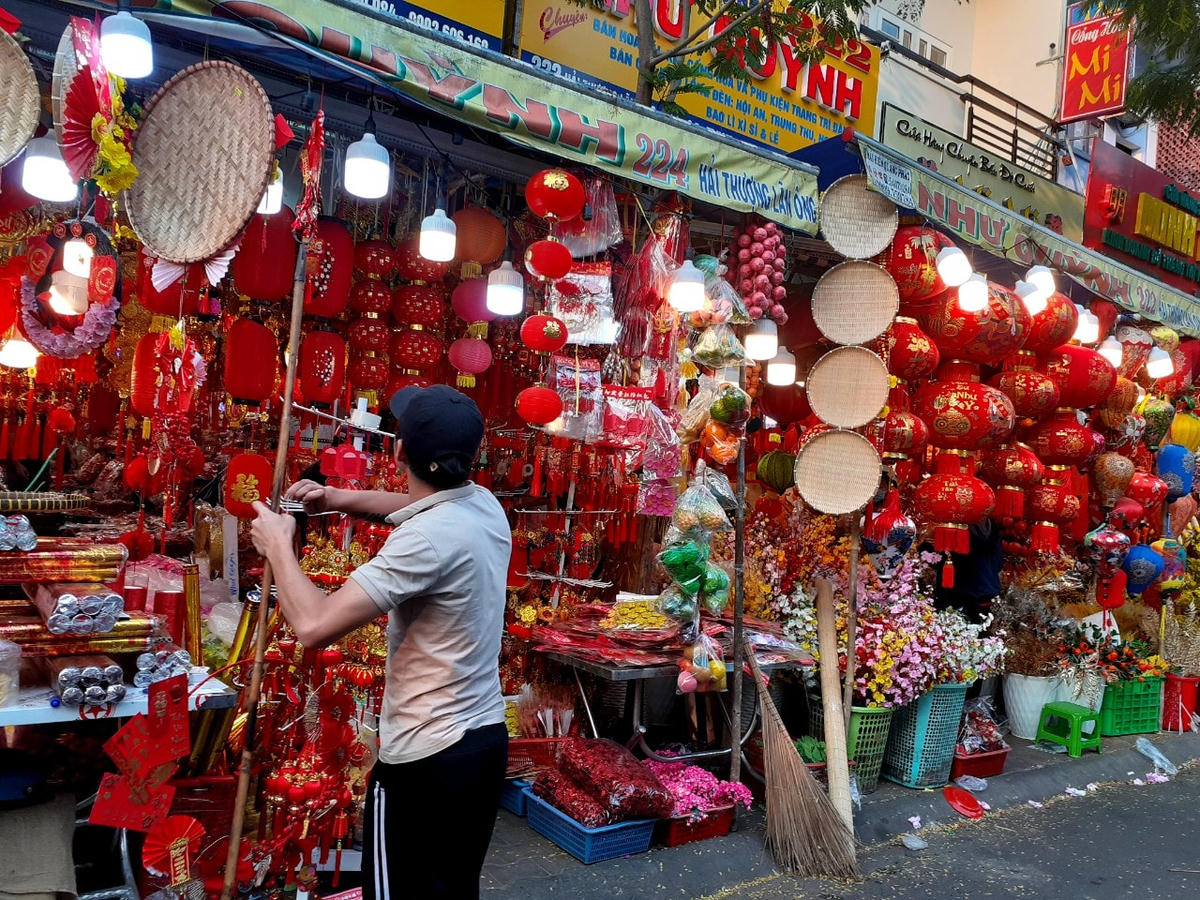 Các cửa bán vật phẩm trang trí Tết đang đón một lượng lớn khách mua.