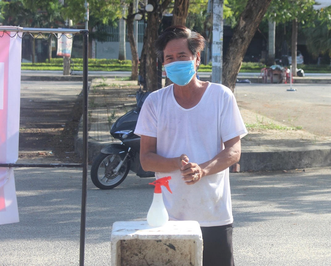 Người dân đi chợ Vườn Lài tự giác rửa tay sát khuẩn.