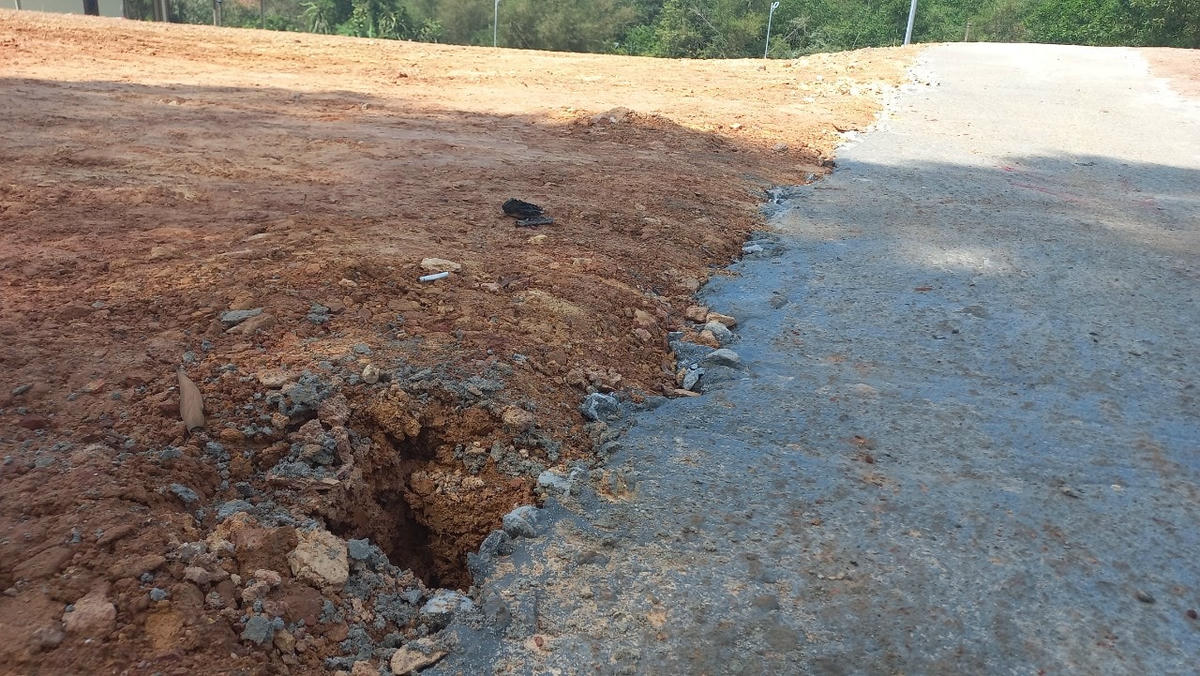 Ghi nhận vào ngày 10/2, các cọc phân định ranh giới đã được nhổ lên.