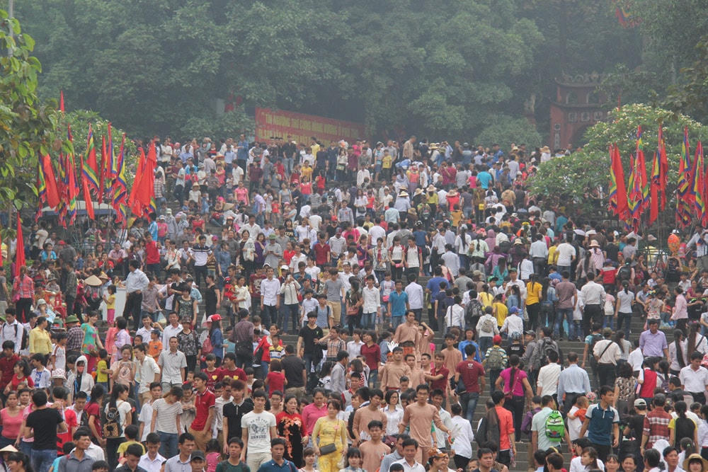 Hàng triệu lượt du khách trong nước và kiều bào Việt Nam từ nước ngoài hành hương về Đất Tổ hằng năm).