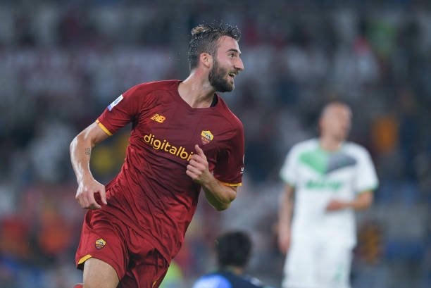 Cristante mở tỉ số cho AS Roma sau tình huống dàn xếp đá phạt tinh quái.