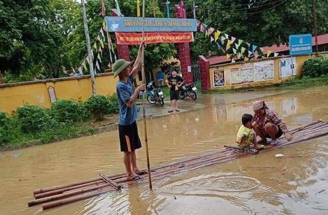 Người dân dùng bè để di chuyển trên đường ở thành phố Yên Bái.