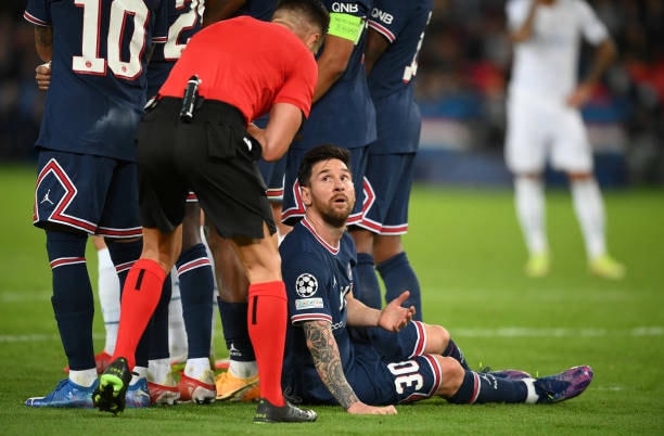 Dường như chưa quen với vai trò này, Messi được trọng tài chính nhắc nhở phải khép tay sát thân người.