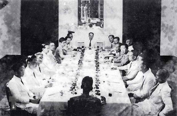 Ngày 3/9/1945, Chính phủ lâm thời họp phiên đầu tiên, đặt ra những vấn đề cấp bách, trong đó quyết tâm chiến đấu với giặc đói, giặc dốt, nhanh chóng tiến hành cuộc Tổng tuyển cử với chế độ phổ thông đầu phiếu để từ đó soạn thảo một bản Hiến pháp cho nước Việt Nam Dân chủ Cộng hòa mới ra đời. (Ảnh: TTXVN)