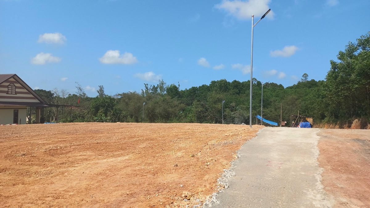 Tại các lô đất này, một con đường bê tông đã được đổ sơ sài, 5 đèn chiếu sáng cũng đã được dựng lên.