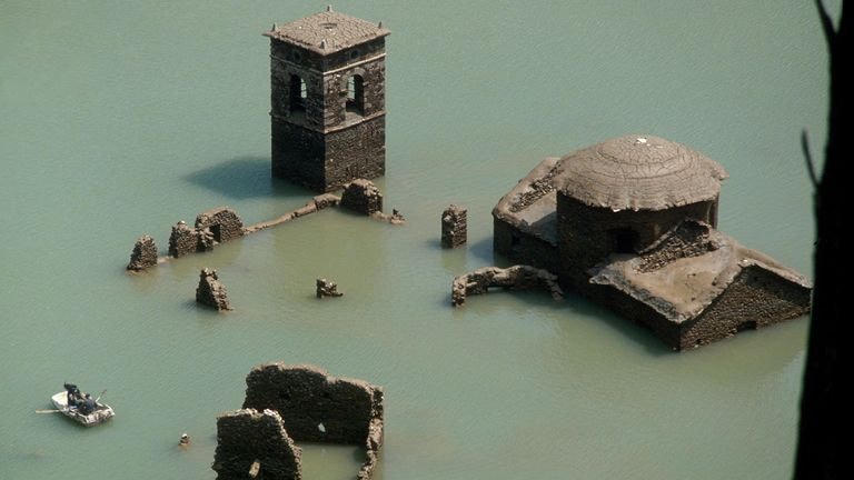 Tháp chuông của ngôi nhà thờ cổ trong ngôi làng. Ảnh: Dino Fracchia / Alamy.