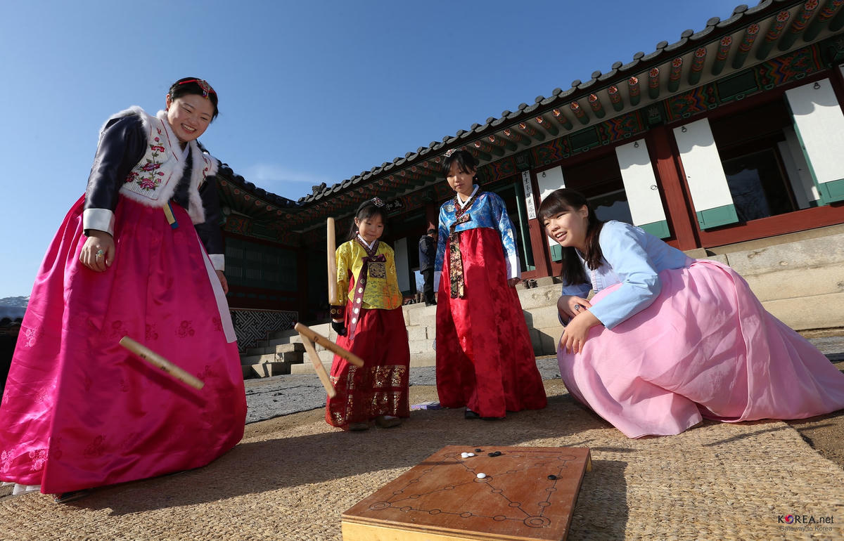 Người dân Hàn Quốc sẽ mặc Hanbok trong dịp Seollal và chơi trò chơi dân gian. Ảnh: Korea Times.  