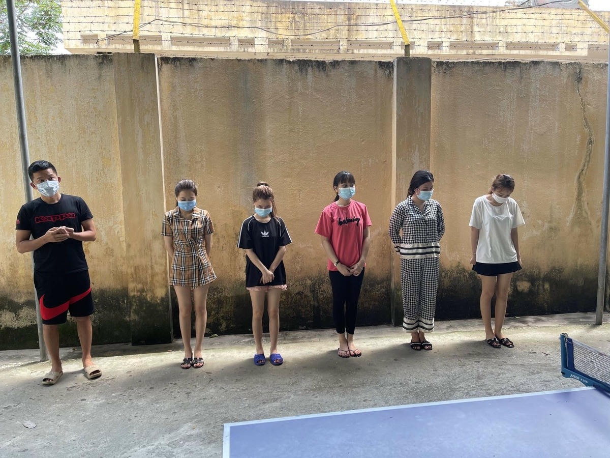 Các đối tượng sử dụng trái phép chất ma túy tại khách sạn.