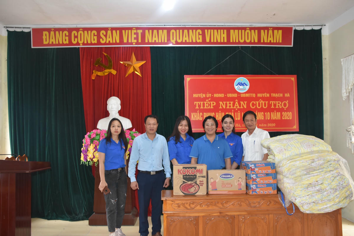 Trao hàng ủng hộ từ bạn đọc cho người dân huyện Thạch Hà thông qua MTTQ huyện.