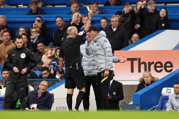 HLV Thomas Tuchel nhận thẻ vàng vì phản ứng với trọng tài trong trận gặp Southampton.