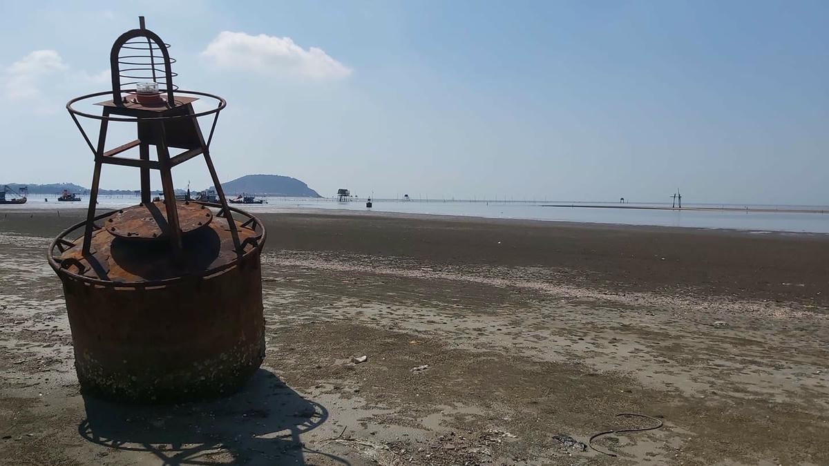 6.Được thiết kế 54 phao tiêu báo hiệu, dọc 2 bên luồng lạch, nhưng đến nay, số phao tiêu trên thực tế chỉ còn lại chưa tới 10 cái, nhiều trong số đó không còn tác dụng, hư hỏng, thậm chí “lạc địa chỉ”.