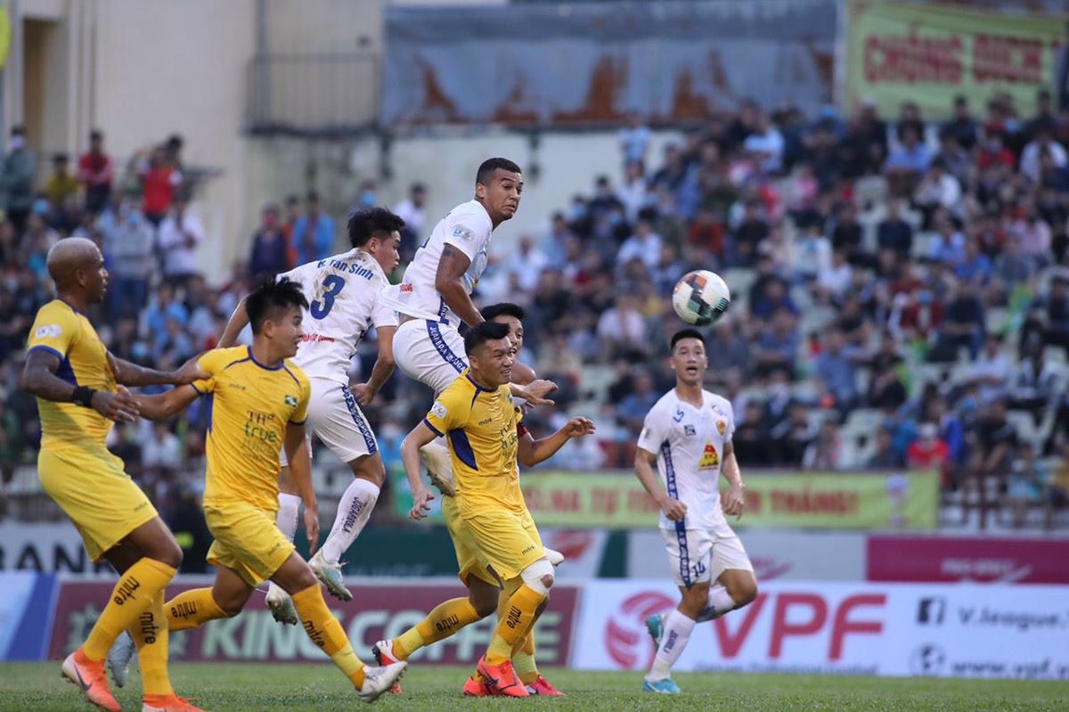 Ảnh 1:  Ảnh 2: Nguy cơ xuống Giải Hạng nhất mùa tới với Quảng Nam gần hơn sau thất bại trước SLNA.