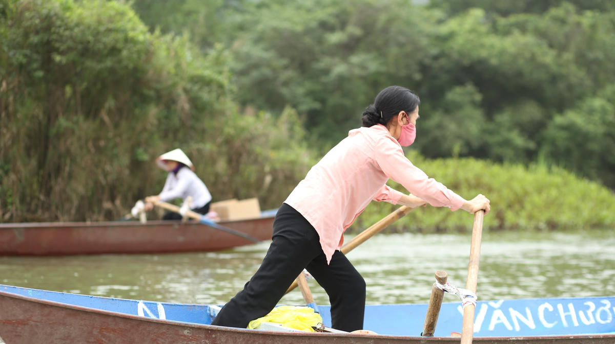 Người phụ nữ chèo đò tìm mối khách. Ảnh: Lan Anh.