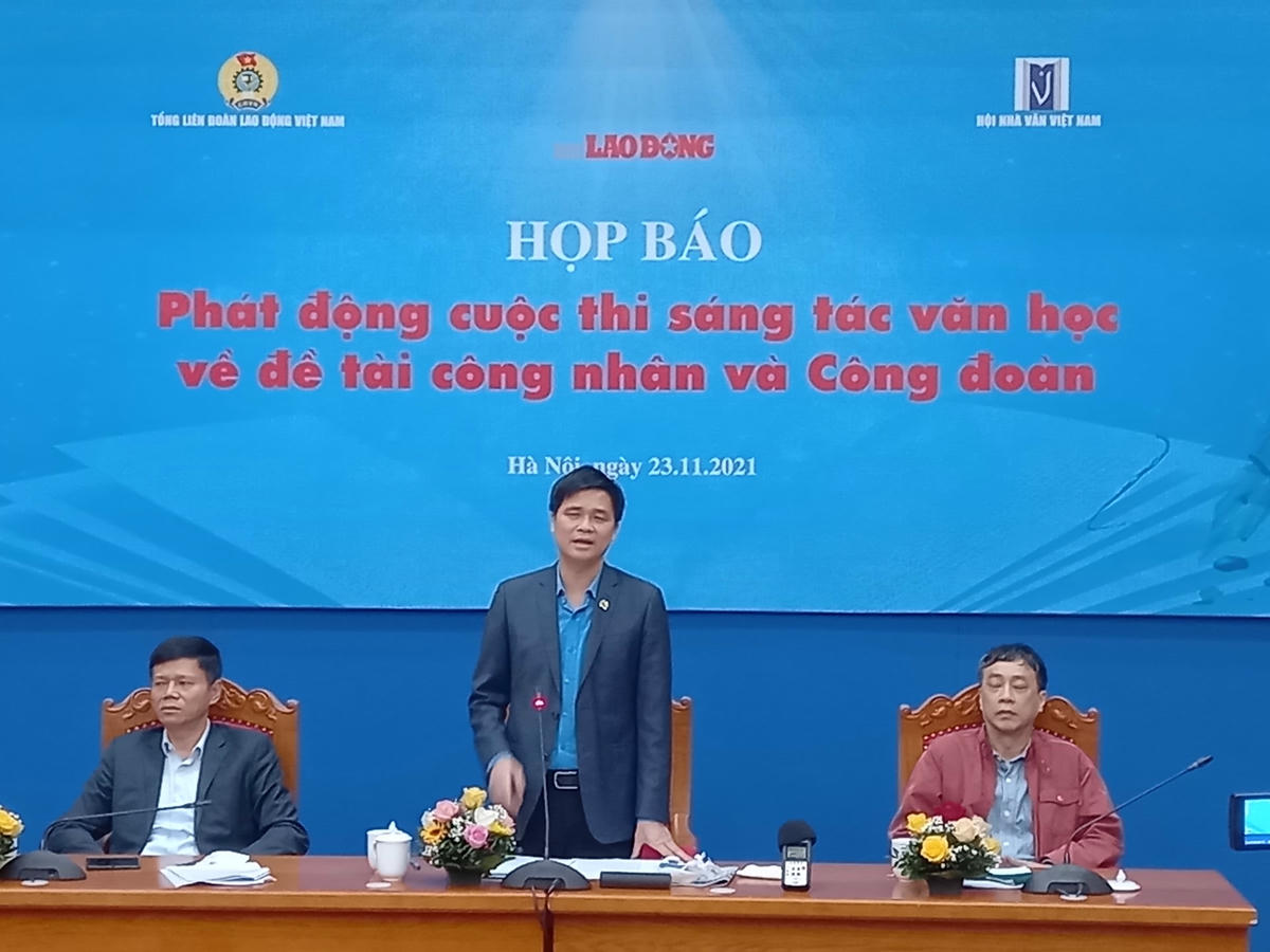 Ông Ngọ Duy Hiểu phát biểu tại buổi họp báo.