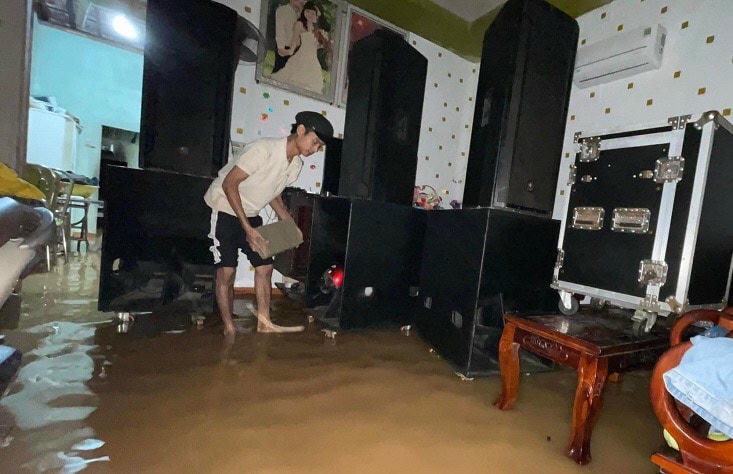 Đợt mưa lũ trái vụ chưa xảy ra từ trước đến nay khiến người dân trở tay không kịp (Ảnh: B.L).