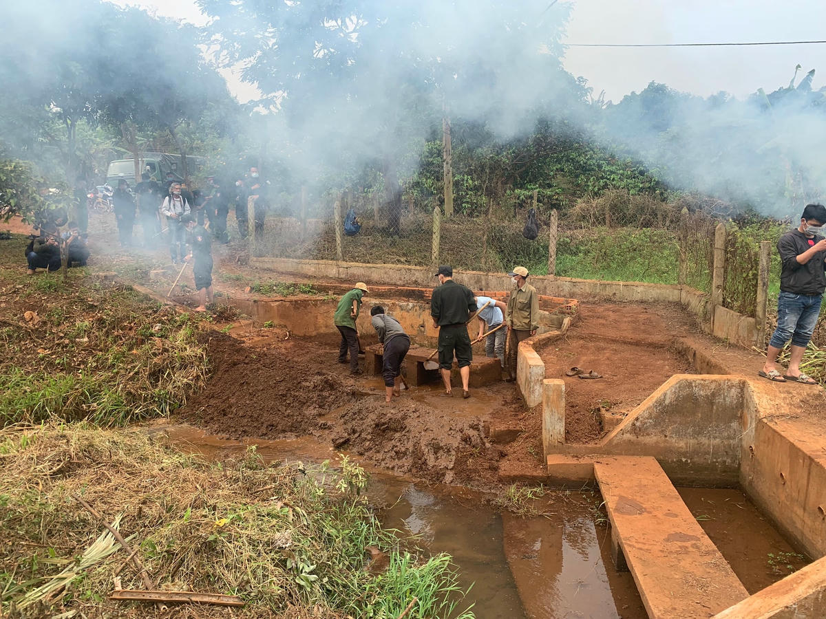 Lực lượng Công an đang tu sửa lại bến nước cho bà con trong buôn.