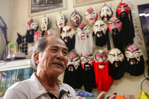 Nghệ sĩ tuồng Nguyễn Kim Kê (Hà Nội) và bộ sưu tập mặt nạ tuồng cổ.