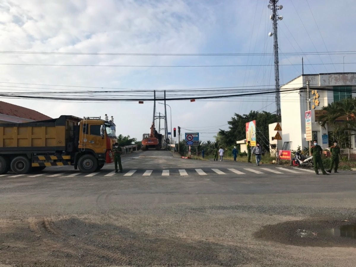 Chiếc xe tải sau khi được kéo ra khỏi hiện trường sự cố. Ảnh: Minh Phong