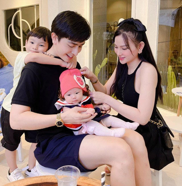 Mặc dù cặp đôi có sự chênh lệch đến 10 tuổi nhưng nhan sắc của Thu Thủy cho thấy Kin Nguyễn đã mang lại cho cô một hôn nhân vô cùng viên mãn.