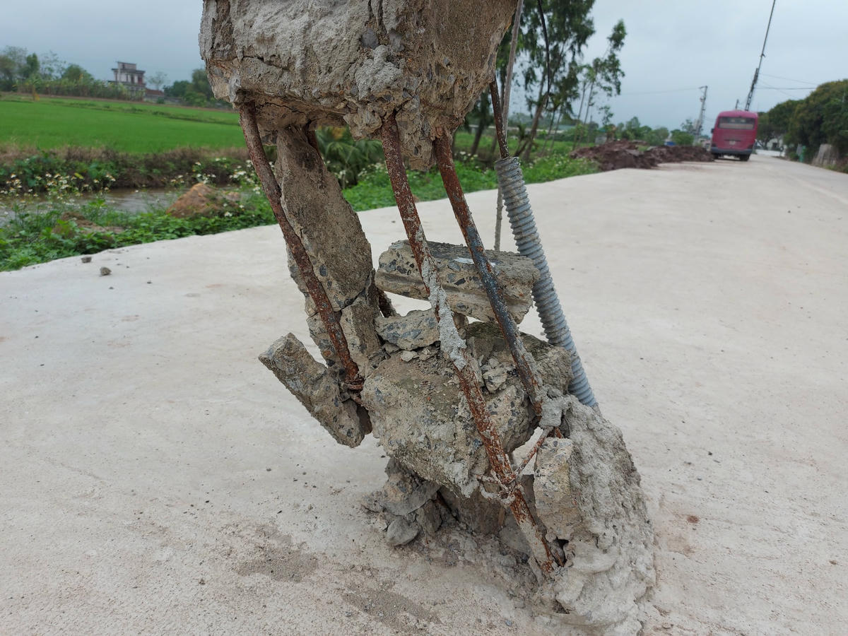 Nhiều cột điện xuống cấp trầm trọng, trơ lõi thép, sắp gãy.